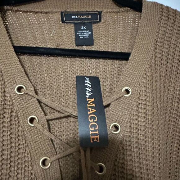 Mrs Maggie CABLE-KNIT LACE-UP, Flaunt those curves ladies in this chic crocheted - Picture 10 of 11